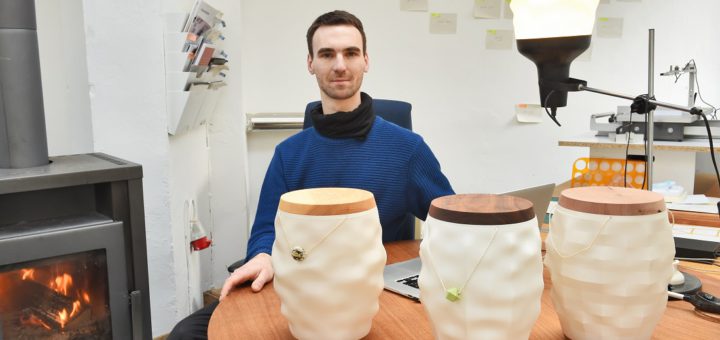 „Das Thema Individualisierung nach dem Tod nimmt zu“, sagt der Bremer Designer Peter Schwartz. Der 32-Jährige gestaltet Urnen aus dem 3D-Drucker. Foto: Schlie