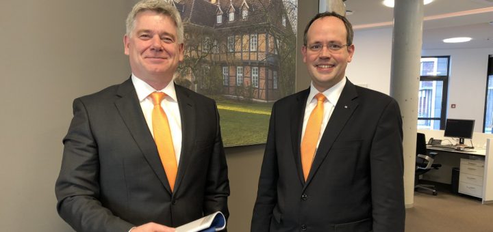 Die Vorstandsmitglieder Mathias Knoll und Jan Mackenberg (von links) blicken auf „ein wirklich positives Geschäftsjahr“ ihrer Volksbank Osterholz-Scharmbeck zurück. Foto: Bosse