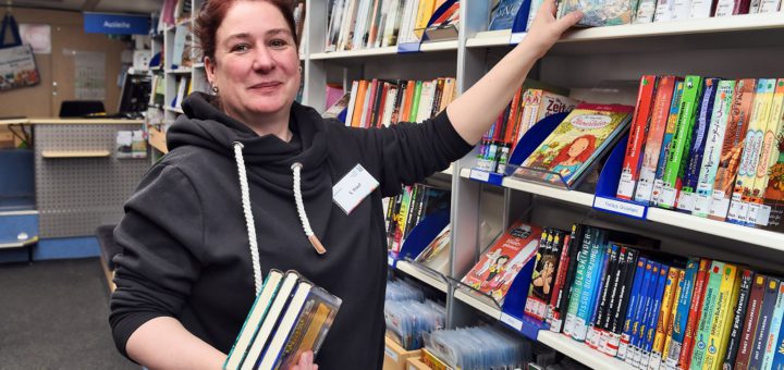 Stefanie Knauf und ihre Kollegen bieten im Bus 4.100 Bücher, CDs und Videospiele an. Foto: Schlie