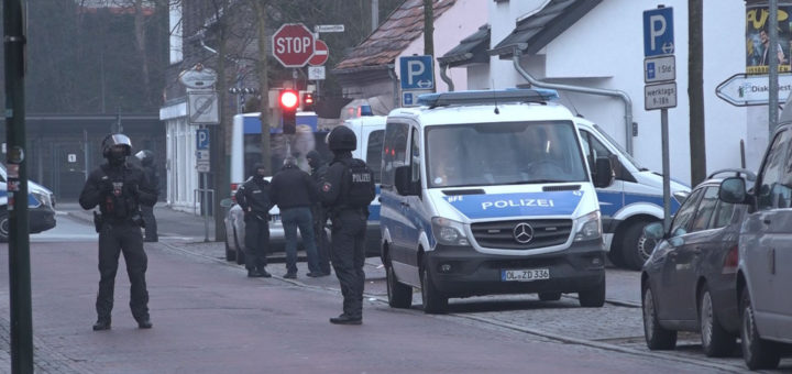 Heute morgen durchsuchte die Polizei drei Wohnungen in Delmenhorst wegen des Verdachts des Verstoßes gegen das Waffengesetz. Foto: Eckert