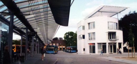 Im Dezember 1995 konnte mit der Einweihung des Delbus-Servicehauses das ZOB-Gebäudeensemble komplettiert werden. Foto: Stadtarchiv Delmenhorst
