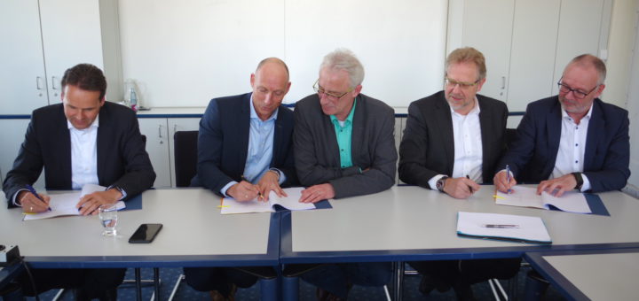 Dr. Urban Keussen (EWE), Michael Heidkamp (EWE), Oberbürgermeister Axel Jahnz, Hans-Ulrich Salmen (SWD) und Torsten Maus (EWE Netz) unterzeichneten im Rathaus die Absichtserklärung (von links).Foto: gri