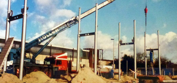 Hier werden die Stahlträger für den Bau des Zentralen Omnibusbahnhofs (ZOB) in den Boden eingebracht. Foto: Stadtarchiv Delmenhorst