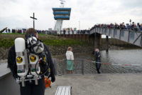 Bei der Eröffnung am Samstag tauchte Ramon Locker (Nomena Struß) sogar in der Weser. Foto: Suhren