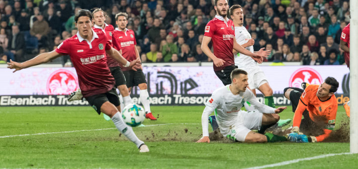 Werders Maximilian Eggestein kommt gegen 96-Keeper Tschauner zu spät.. Foto: Nordphoto