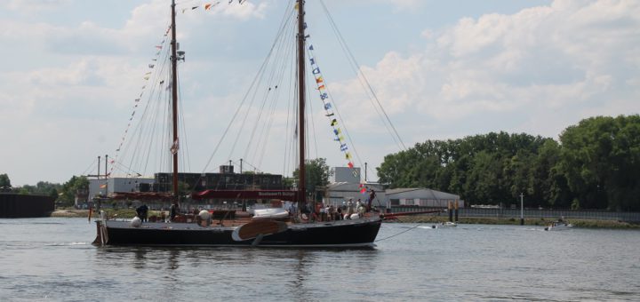 Rundfahrten mit den Schiffen aus dem Vegesacker Museumshafen und ein Bummel entlang der Weser, begleitet von Musik und Buden – diese Mischung lockt zahlreiche Besucher am Wochenende wieder nach Vegesack. Archivfoto: WR