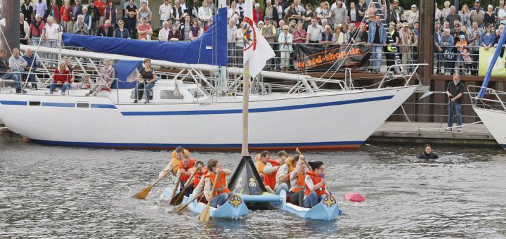 Jedes Jahr auf‘s Neue begeistern die Teams mit ihren kreativen Pappbooten und sorgen für viel Spaß – an Land und auf dem Wasser. Archivfoto: Barth