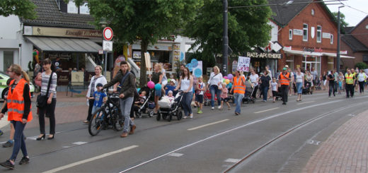 Rund 150 Menschen gingen Dienstagnachmittag mit der Forderung nach mehr Kinderbetreuungsangeboten in Lilienthal auf die Straße. Foto: Möller