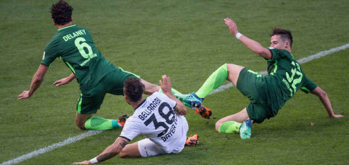 Werders Thomas Delaney (links) und Marco Friedl im Kampf um den Ball gegen Karim Bellarabi Foto: Nordphoto