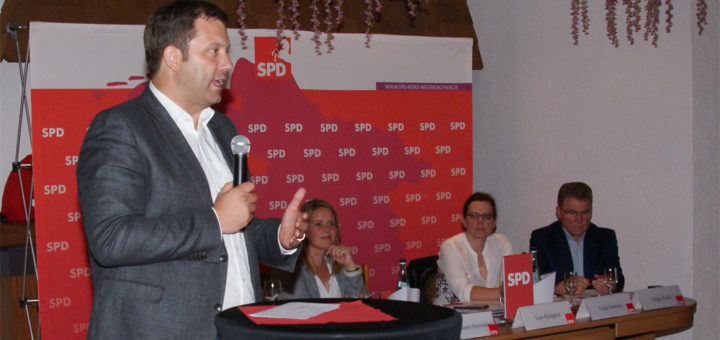 Die SPD müsse wieder als eine zuversichtliche Partei wahrgenommen werden, so SPD-Generalsekretär Lars Klingbeil (links) am Donnerstagabend beim SPD-Kreisparteitag im „Heidkrug“ in Buschhausen. Foto: Möller