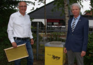Imker Dieter Schimanski (links) und Poliboy-Chef Torsten Emigholz stellten gestern ihr gemeinsames Bienenprojekt vor. Foto: Möller