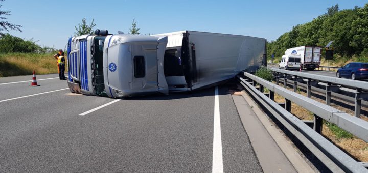 Nach einem Lkw-Unfall auf der A1 behinderten Gaffer die Rettungsarbeiten. Foto: Polizeiinspektion Verden/Osterholz