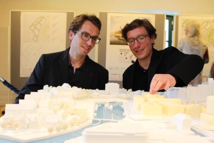 Die beiden Architekten Benjamin (links) und Jan Wirth sind als Gewinner aus dem Wettbewerb hervorgegangen. Foto: Harm