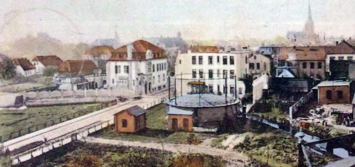 Das Haus Coburg, auf der Postkarte oben links neben der Fischstraße, war die erste Auftragsarbeit Stoffregens in unserer Stadt. Foto: Sammlung Garbas