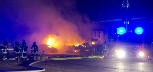 Ein Wohnmobil sowie ein Transporter brannten komplett aus, drei Pkw wurden zum Teil stark beschädigt. Foto: Günther Richter