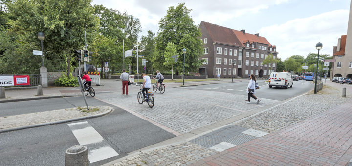 Die Bismarckstraße ist in Höhe des Rathauses voraussichtlich sechs Tage gesperrt. Foto: Meyer