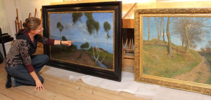 Museumsleiterin Katja Pourshirazi wirft noch einen Blick auf das Gemälde „Abend im Moor“. Heute wird das Werk mit 13 weiteren abgeholt und nach Stockholm transportiert. Foto: Harm