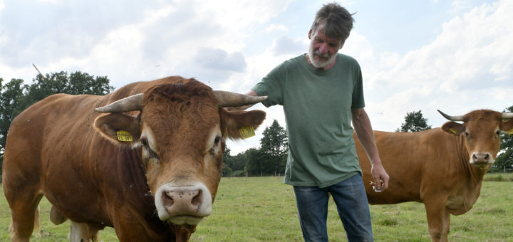 Der Biobauer Martin Clausen bewirtschaftet sein Land so, dass ihm auch die momentanen Wetterextreme nicht wirklich bedrohlich werden. Foto: Konczak