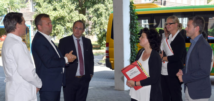 Krankenhauschef Florian Friedel und der Erste Stadtrat Markus Pragal begrüßten die Ministerin im JHD.Foto: Konczak