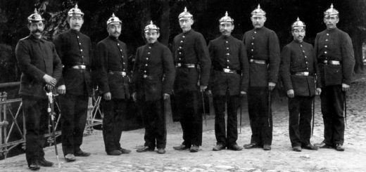 Nach der Reform des Nachtwachenwesens verrichteten im Jahr 1903 acht Nachtwächter und ein Oberwächter ihren Dienst auf den nächtlichen Straßen.Foto: Stadtarchiv Delmenhorst