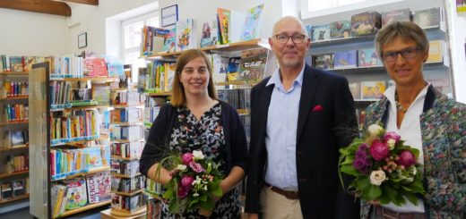 Abschied und Willkommen zugleich: Holger Lebedinzew übergab die Leitung der Bücherei in Wüsting von Rita Claußen an Marita Schecke (links). Foto: Suhren