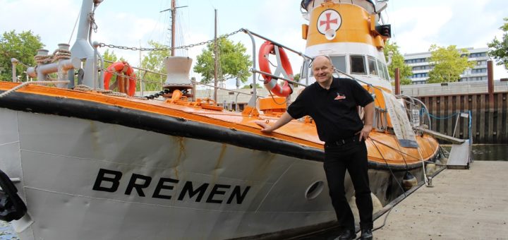 Kai Steffen hat den einstigen Seenotkreuzer „Bremen“ in Hamburg entdeckt und sich dafür eingesetzt, dass das Boot wieder nach Bremen kommt. Foto: Harm