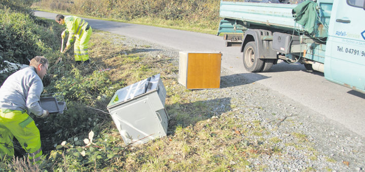 Die ASO-Beschäftigten Jens Korte und Rainer Holler mussten gestern den in der Hammeniederung illegal entsorgten Müll einsammeln. Es gibt Nachforschungen nach den Verursachern. Foto: Möller