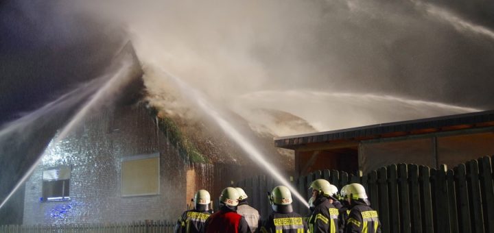 Am Freitagabend hat ein Reetdachhaus in Altenesch gebrannt. Foto: Richter
