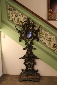 Auch dieser Spiegel stammt aus der Eisen-Kunstgießerei von Uhthoff.