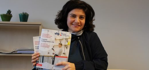 Haleh Soleymani leitet die VHS-Regionalstelle in Bremen-Nord – und ist jedes Mal auf‘s Neue davon angetan, wie vielfältig das Programm der Volkshochschule ist. Foto: Harm