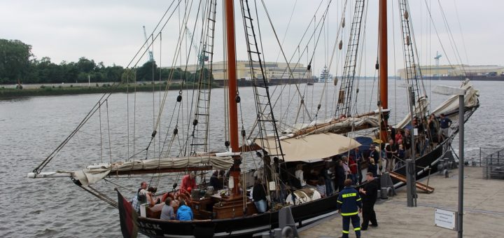 Das Vegesacker Hafenfest lockt nicht nur mit Musik, Buden und Gelegenheiten zum Klönschnack, sondern auch mit kostenlosen Rundfahrten auf den Traditionsschiffen. Archivfoto: Harm