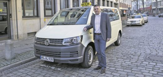 Fred Buchholz ist Vorstandsvorsitzender der Vermittlungszentrale Taxi-Ruf Bremen. Er warnt vor den neuen Plänen des Bundesverkehrsministers Andreas Scheuer. Foto: Meister