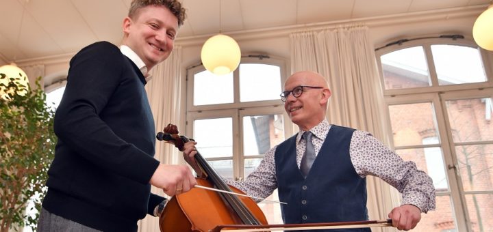 Musikschulleiter Michael Müller und Orchesterleiter Adrian Rusnak freuen sich auf das Konzert am 25. März. Dabei soll das Cello im musikalischen Mittelpunkt stehen. Foto: Konczak