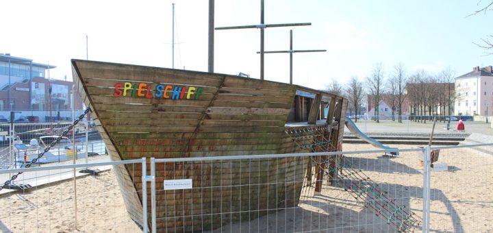 Seit Mitte Dezember ist das 2006 erbaute Spielschiff am Vegesacker Museumshaven gesperrt. Zu groß ist die Gefahr, dass sich Kinder an dem maroden Spielgerät verletzen. Foto: Harm
