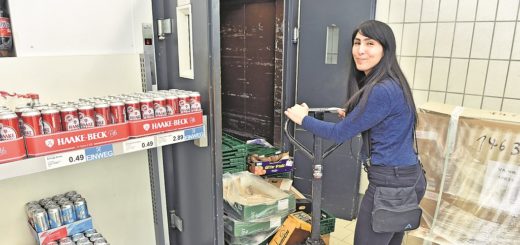 Verkäuferin Zeynep Erezkaya (31) schiebt eine Palette mit Leergut in den Fahrstuhl, der Laden und Untergeschoss verbindet.