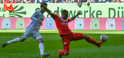 Wunderbar volley erwischt: Düsseldorfs Rouwen Hennings trifft zum 3:1. Foto: Nordphoto