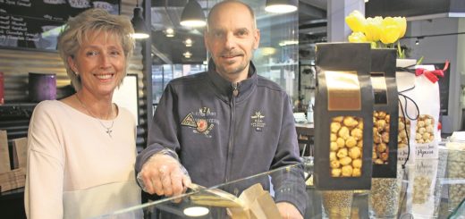 In der Markthalle 8 in der Bremer Innenstadt verkauft Thorsten Hobein sein Goldcorn. Die Kunden können jede Sorte vorher probieren. Foto: Lohmann