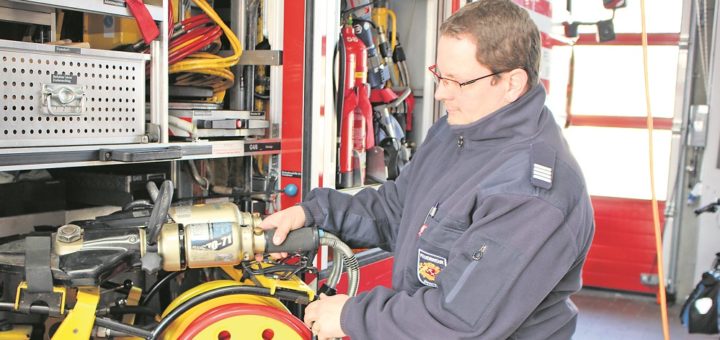 Feuerwehr-Sprecher Andreas Desczka zeigt den hydraulischen Rettungssatz am Rüstwagen, der bei schweren technischen Hilfeleistungen zum Einsatz kommt. Foto: Harm