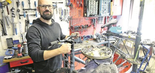 Jan Vandlet beim Aufbau eines trendigen Stadtrades in der Werkstatt der „Fahrradfeinkost“. Foto: akw