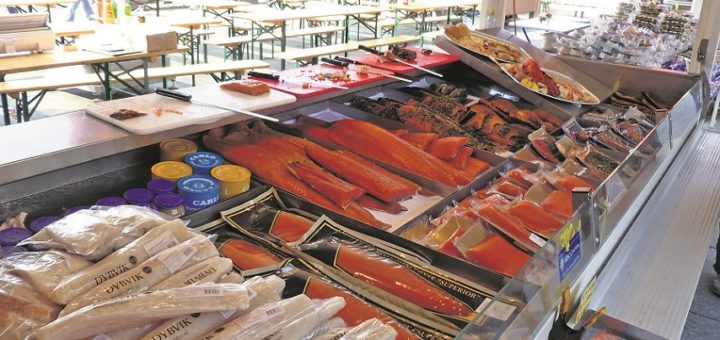 Auf dem Markt im norwegischen Bergen gibt es nicht nur fangfrischen Fisch zu kaufen. An manchen Ständen geht auch die in der EU verbotene Walsalami über die Theke.Foto: Kaloglou