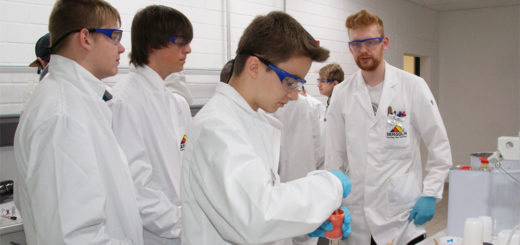 Thomas Wilkening (rechts) lässt die Schüler einen Härter in das Lackmaterial mischen, um ihnen zu demonstrieren, wie schnell Lack mittels einer chemischen Reaktion aushärten kann.Foto: Möller