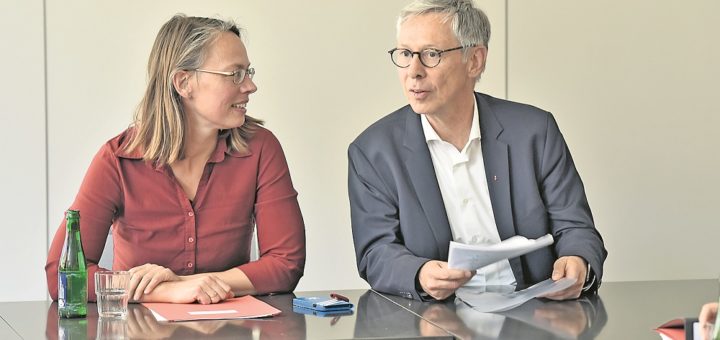 SPD-Landesvorsitzende Sascha Karolin Aulepp und Bürgermeister Carsten Sieling strahlen noch Zuversicht aus. Foto: Schlie