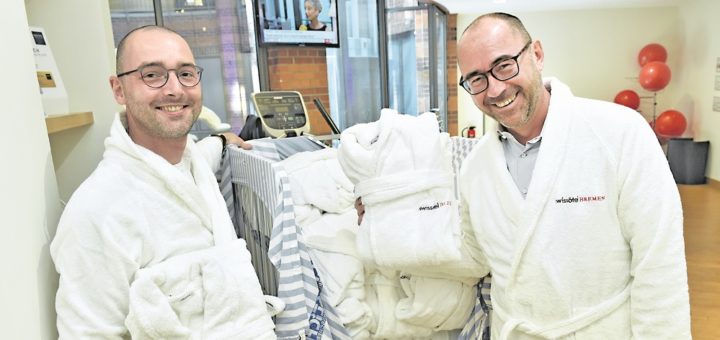 Dorint-General Manager Ulrich Heim (r.) und Marketing Direktor Christoph Tüngethal eingehüllt in die flauschigen Bademäntel. Foto: Schlie