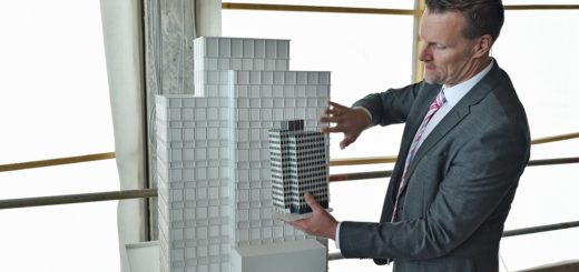 Lars Gomolka, Leiter Bestandstechnik und Immobilienbewertung der Gewoba, erläutert am Modell die äußerlichen Veränderungen am Gebäudekomplex.Foto: Schlie