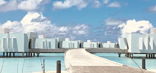 Wenn zur Mittagszeit die Sonne auf das türkisfarbene Wasser der Lagune strahlt, „wechseln“ die sonst schneeweißen Overwater-Suiten des Riu Palace Maldivas ihre Farbe. Fotos: Kaloglou