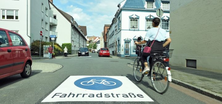 Fahrradstraßen Piktogramm Neustadt, Foto: Schlie
