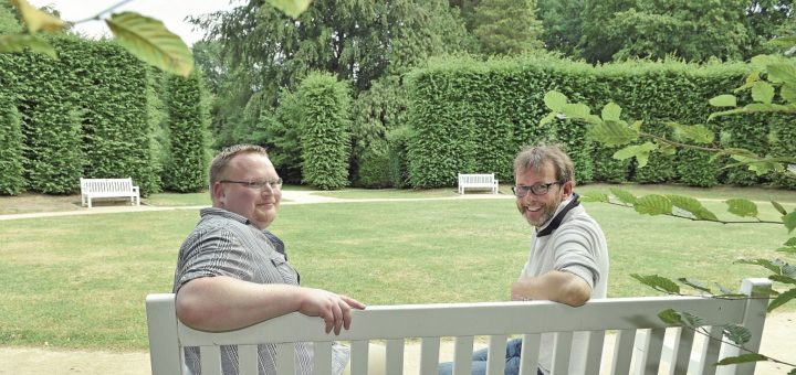 Bezirksmeister Felix Böttcher und Referatsleiter Ralf Möller (v. l.) kümmern sich für den Umweltbetrieb Bremen um die Parkanlagen in der Region.