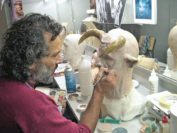 Fantasievolle Masken kreiert und bemalt Rabi Akil besonders gerne. Foto: Tatjana Antes