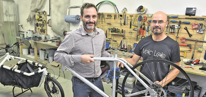 Stathis Stasinopoulus (links) und Jap Kellner sind mit ihrer Fahrrad-Manufaktur nach Bremen-Nord gezogen. Hier produzieren sie vor allem Lastenräder. Foto: Schlie