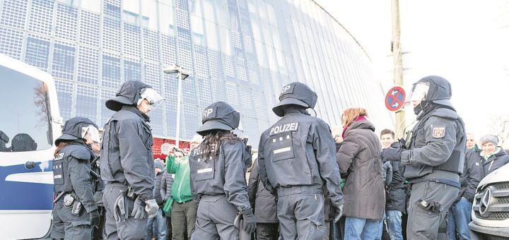 Wenn der Hamburger SV im Weserstadion auflief, befürchtete Innensenator Ulrich Mäurer schwere Ausschreitungen und setzte mehr Polizisten ein. Jetzt folgt die Rechnung.Foto: Nordphoto